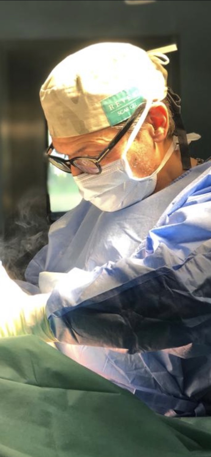 Il Dott. Mattia Intra impegnato nell’attività chirurgica