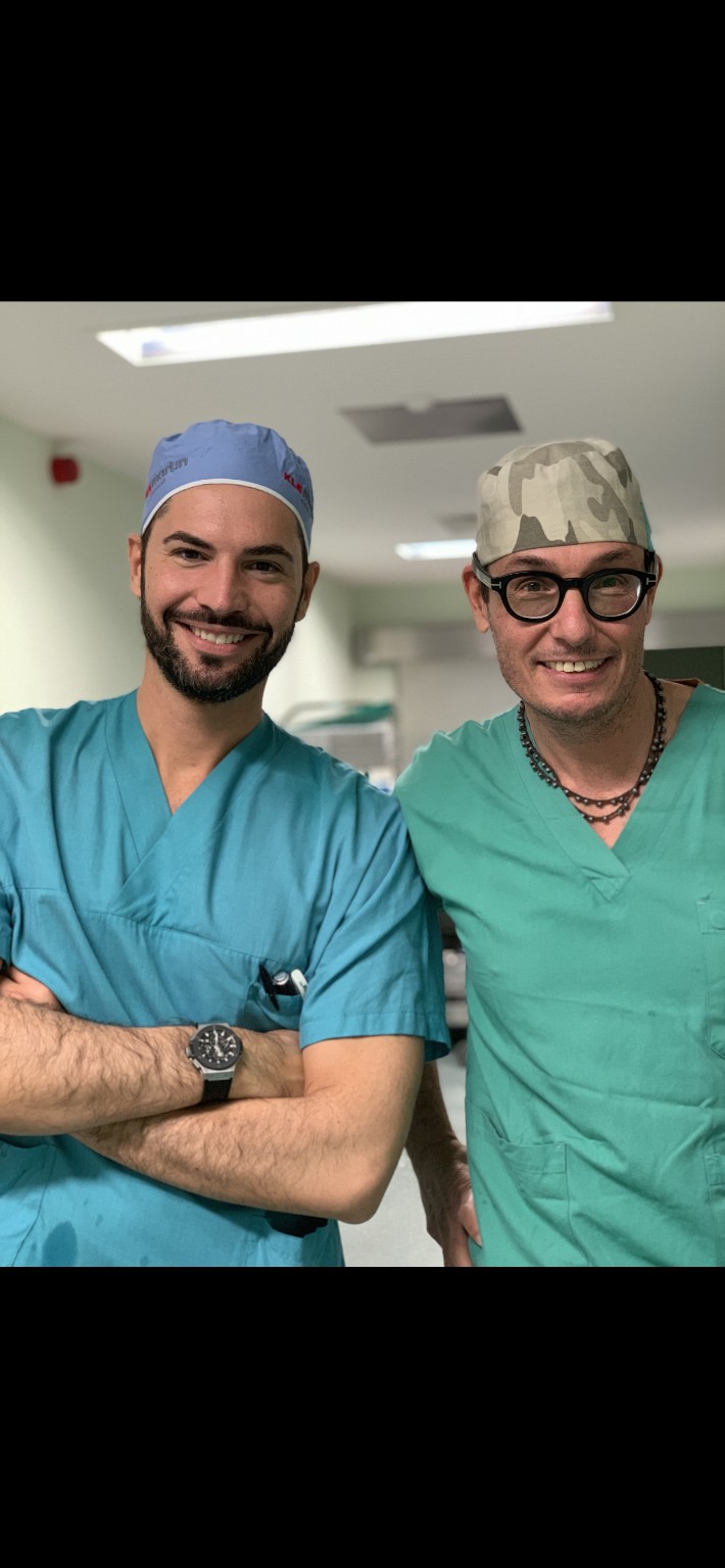 Il Dott. Mattia Intra con un collega in sala operatoria