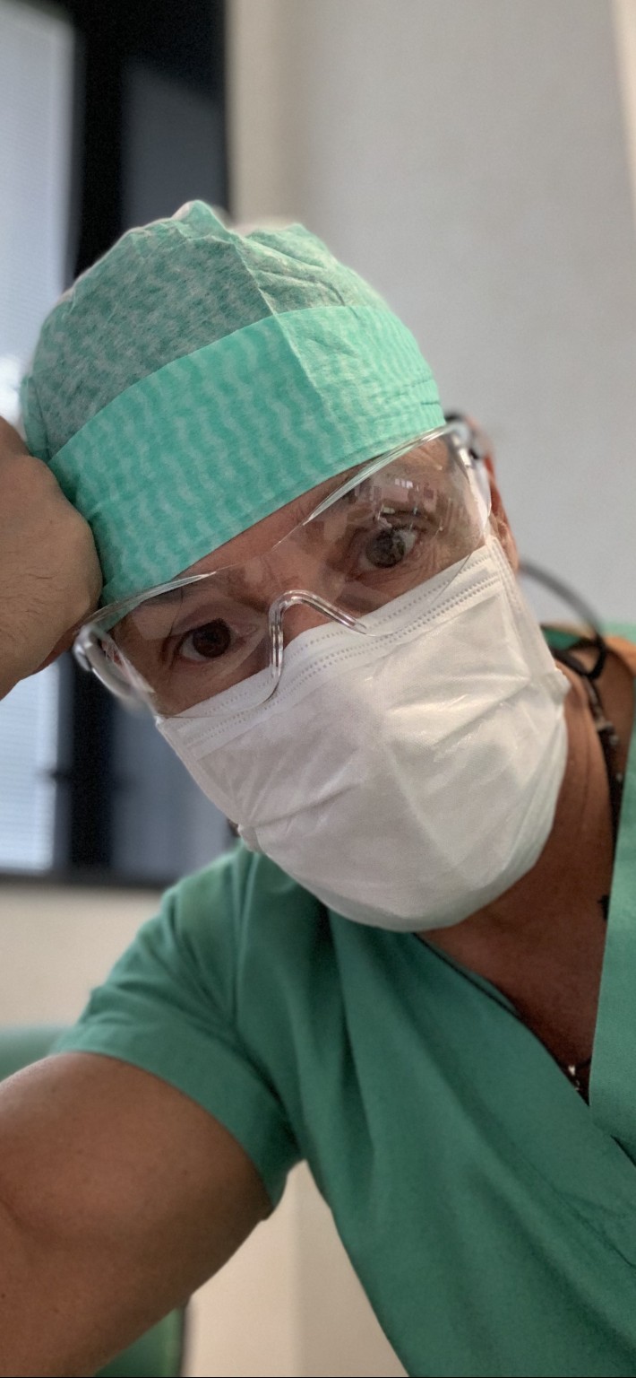 Il Dott. Mattia Intra in sala operatoria