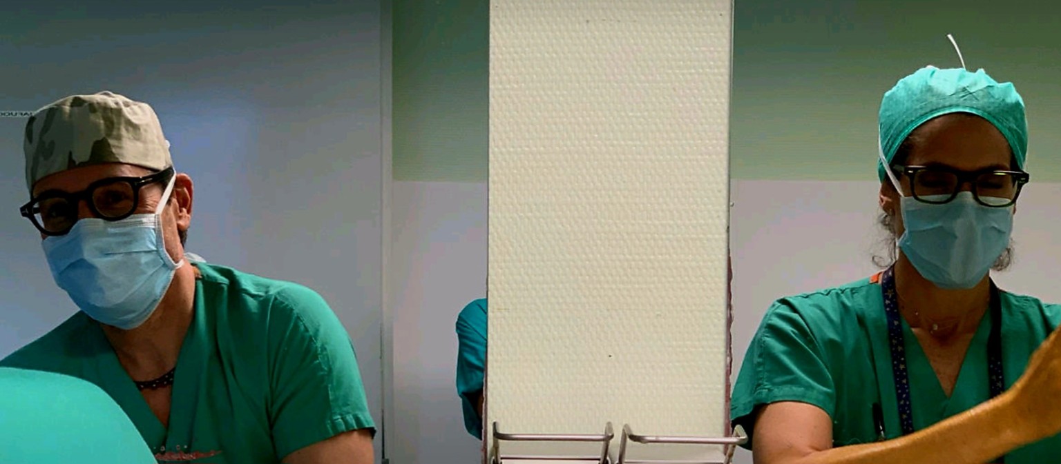 Il Dott. Mattia Intra e una collega in sala operatoria